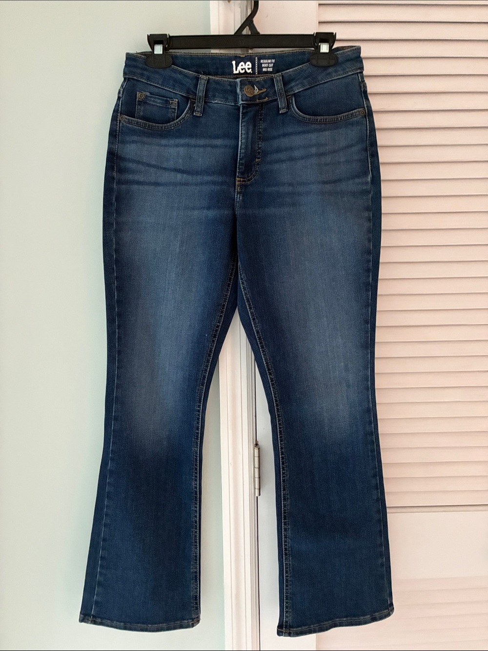 Lee Women’s Boot Cut Jeans in Dark Blue Wash. Size 6P.